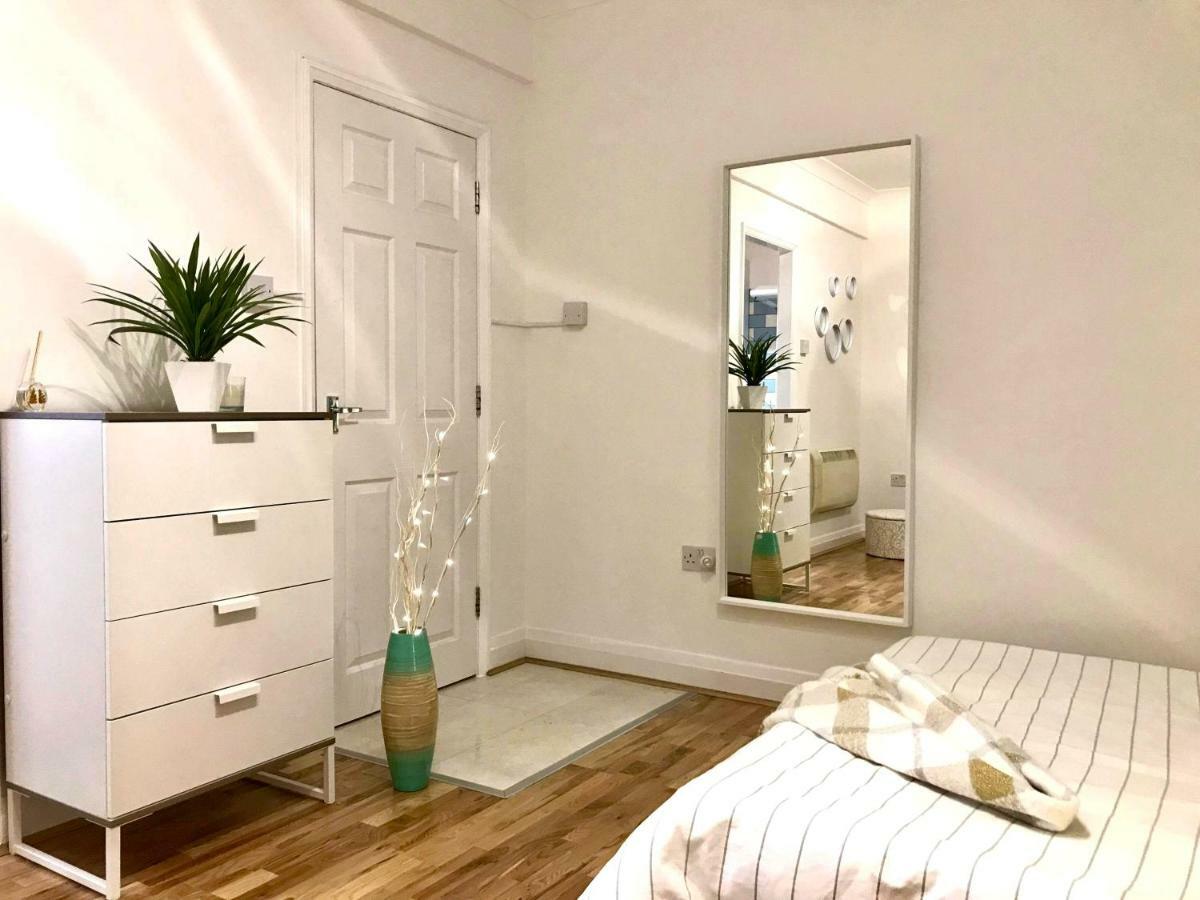 Modern Boutique Studio Apartment Μπόρνμουθ Εξωτερικό φωτογραφία